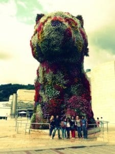 Estudiantes de español en el Guggenheim, con Puppy