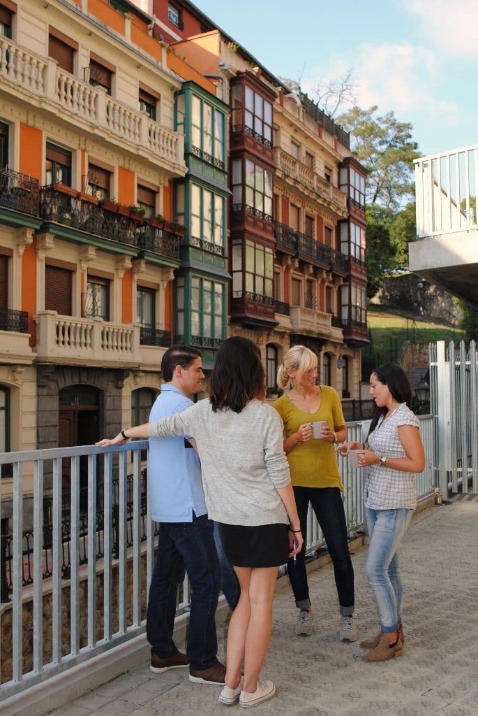 Estudiantes en terraza de la escuela