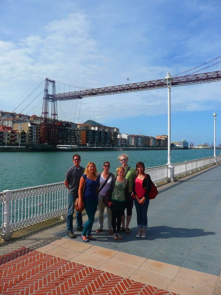 Estudiantes de español en el Puente Colgante de Portugalete