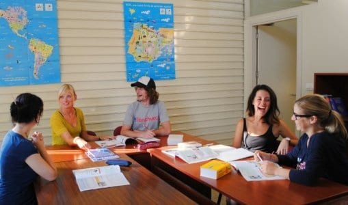 Trabajo en grupo de estudiantes de español